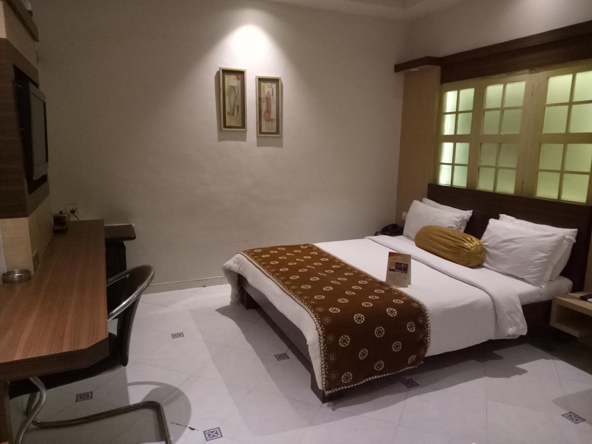 Prithvi Hotels Ahmedabad Exterior foto